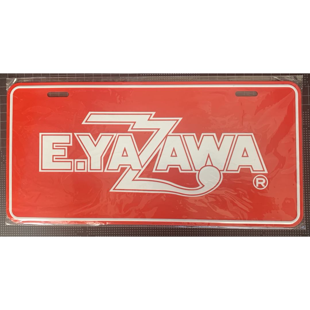矢沢永吉ナンバープレート正規品(雷ロゴ)ホワイト/レッド　新品未使用❗️ エンタメ/ホビーのタレントグッズ(ミュージシャン)の商品写真