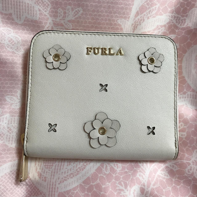 【専用】FURLA❤︎フルラ 財布❤︎お花付き(オフホワイト)