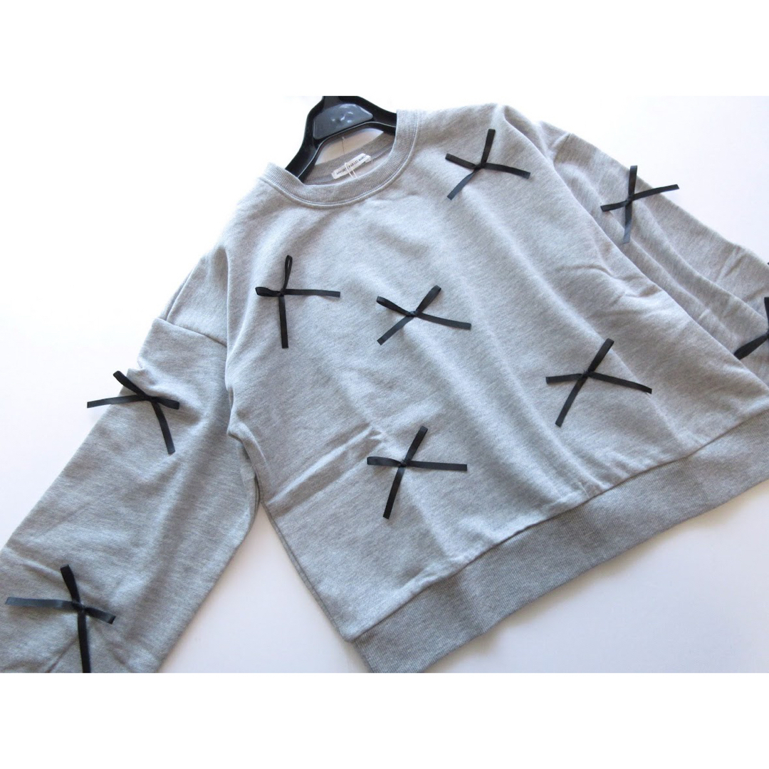 NICE CLAUP(ナイスクラップ)の新品ナイスクラップ/MARCHES サテンリボン裏起毛スウェットトップス/GR レディースのトップス(トレーナー/スウェット)の商品写真