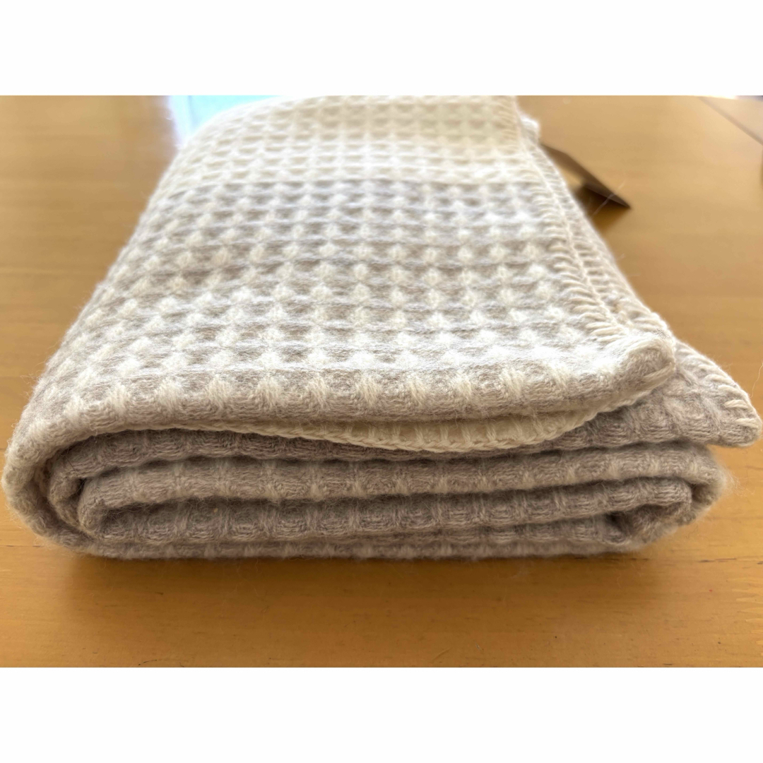MUJI (無印良品)(ムジルシリョウヒン)の無印良品 ウール ワッフル ブランケット 毛100% オフ白✕グレー 膝掛け インテリア/住まい/日用品の寝具(毛布)の商品写真