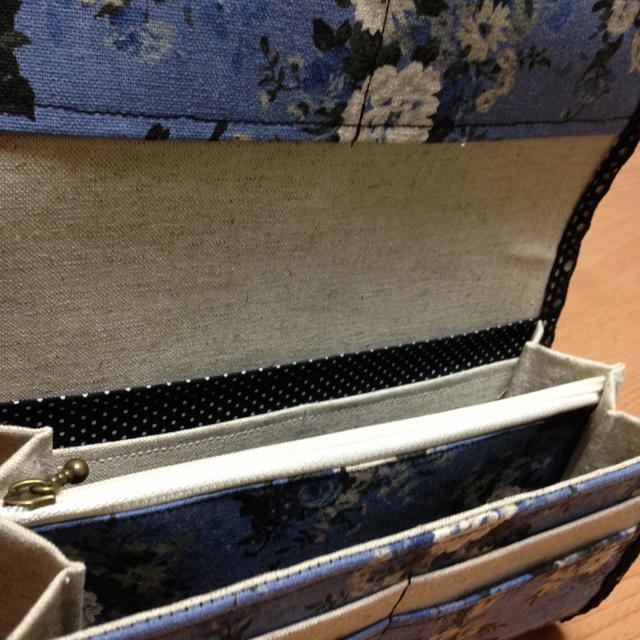 ハンドメイド長財布・通帳入  猫・薔薇 ブルー ハンドメイドのファッション小物(財布)の商品写真