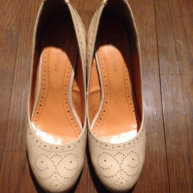 COCUE(コキュ)のクリーム色のエナメル靴 レディースの靴/シューズ(ハイヒール/パンプス)の商品写真