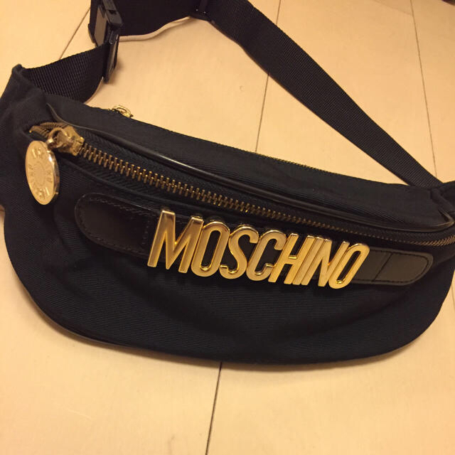 MOSCHINO(モスキーノ)のモスキーノ ウエストポーチ バッグ ベルト ロゴ 黒 レディースのバッグ(ボディバッグ/ウエストポーチ)の商品写真