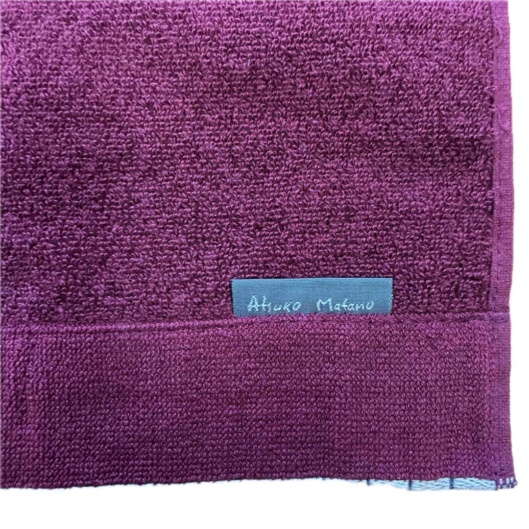 Atsuko Matano(アツコマタノ)の新品未使用品 マタノアツコ ミニタオルハンカチ ピアノ鍵盤えんじ色綿100% レディースのファッション小物(ハンカチ)の商品写真