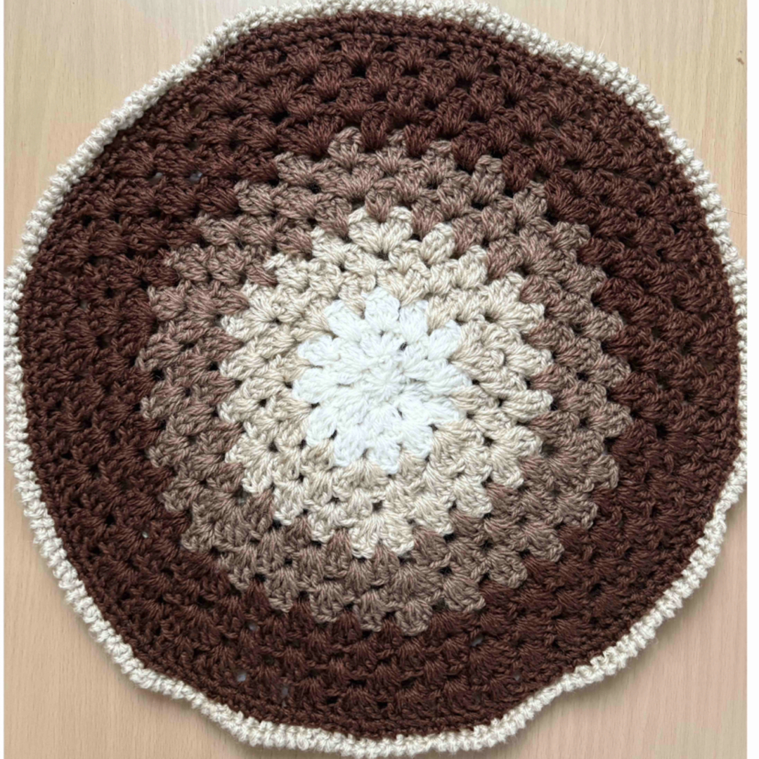 ☆小花モチーフの丸い座布団☆ No.2 ハンドメイドのインテリア/家具(インテリア雑貨)の商品写真