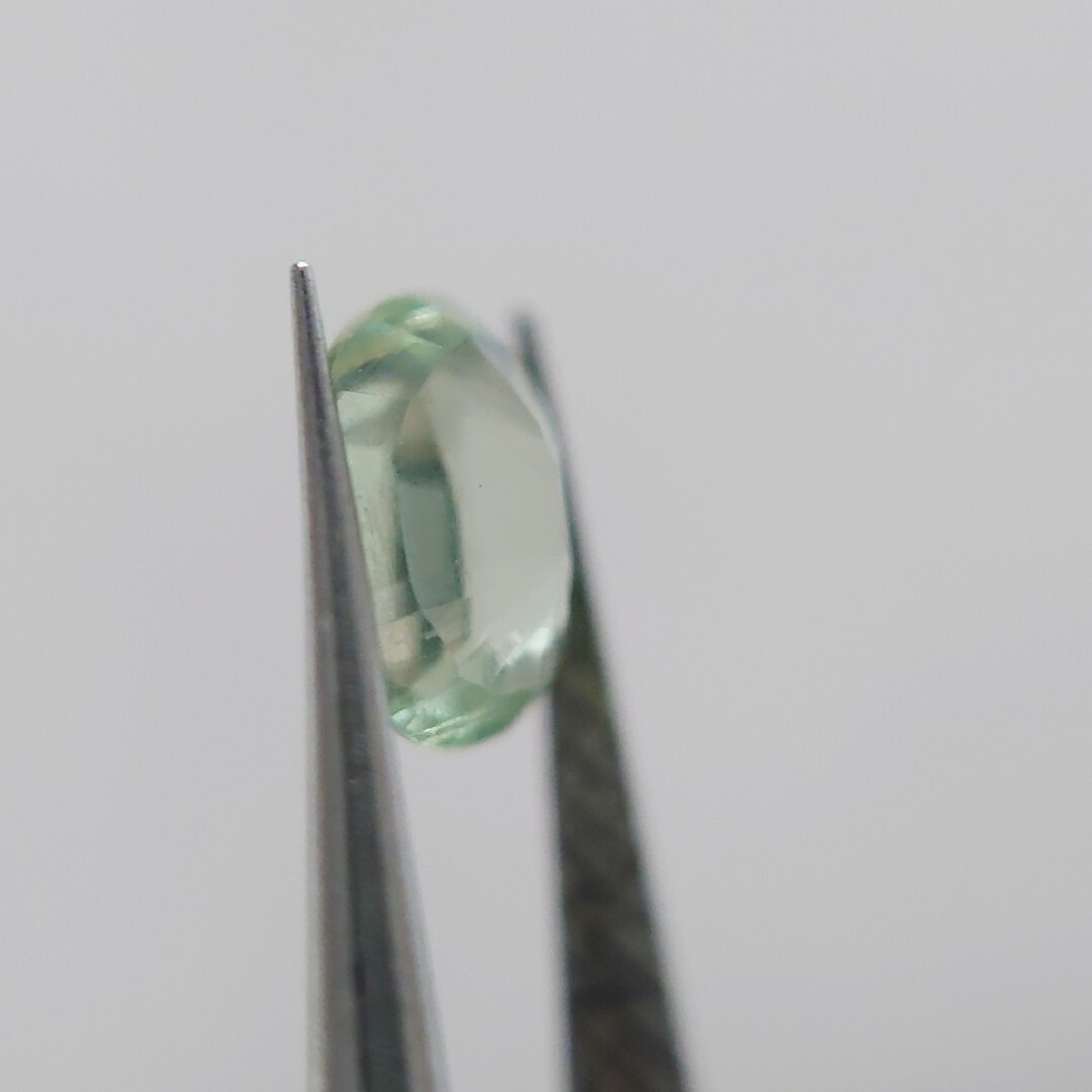 【レアカラー】グリーンカイヤナイト ルース 0.43ct ハンドメイドの素材/材料(各種パーツ)の商品写真