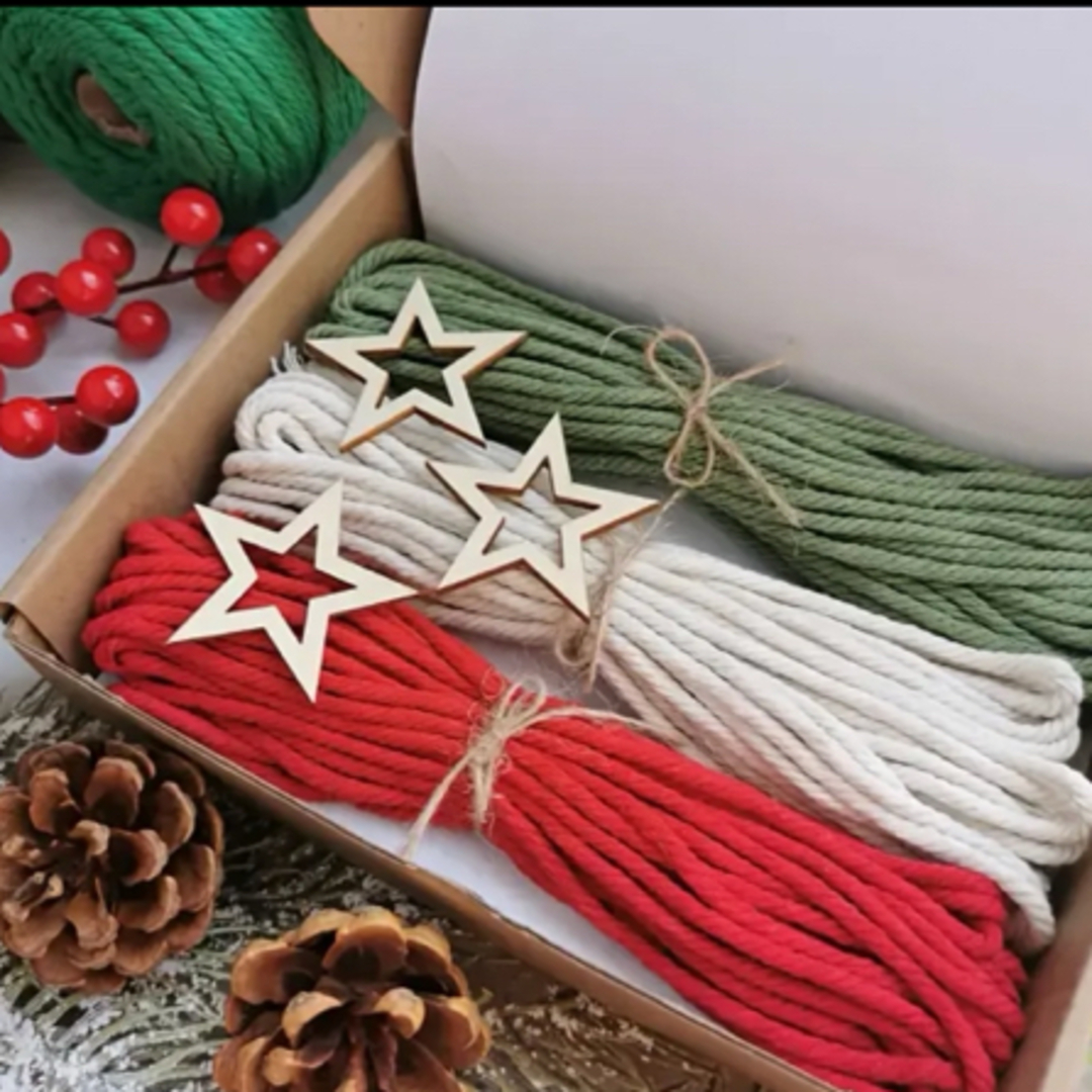 マクラメ　クリスマスツリー　作成キット　3カラー　可愛い　オーナメント キット ハンドメイドのインテリア/家具(インテリア雑貨)の商品写真