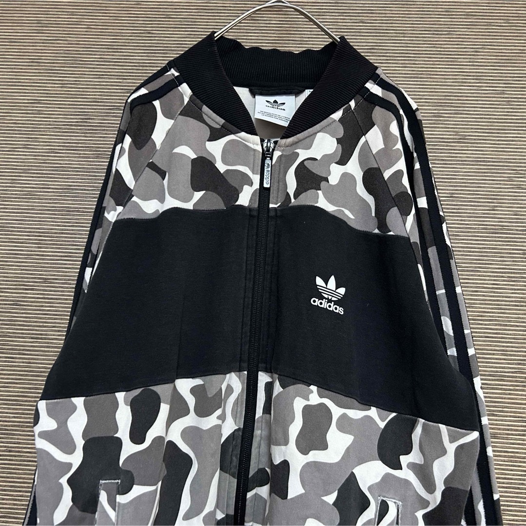 adidas Originals(アディダスオリジナルス)の【アディダス】ジャージトラックジャケット 迷彩カモフラトレフォイルデカロゴF2 メンズのトップス(ジャージ)の商品写真