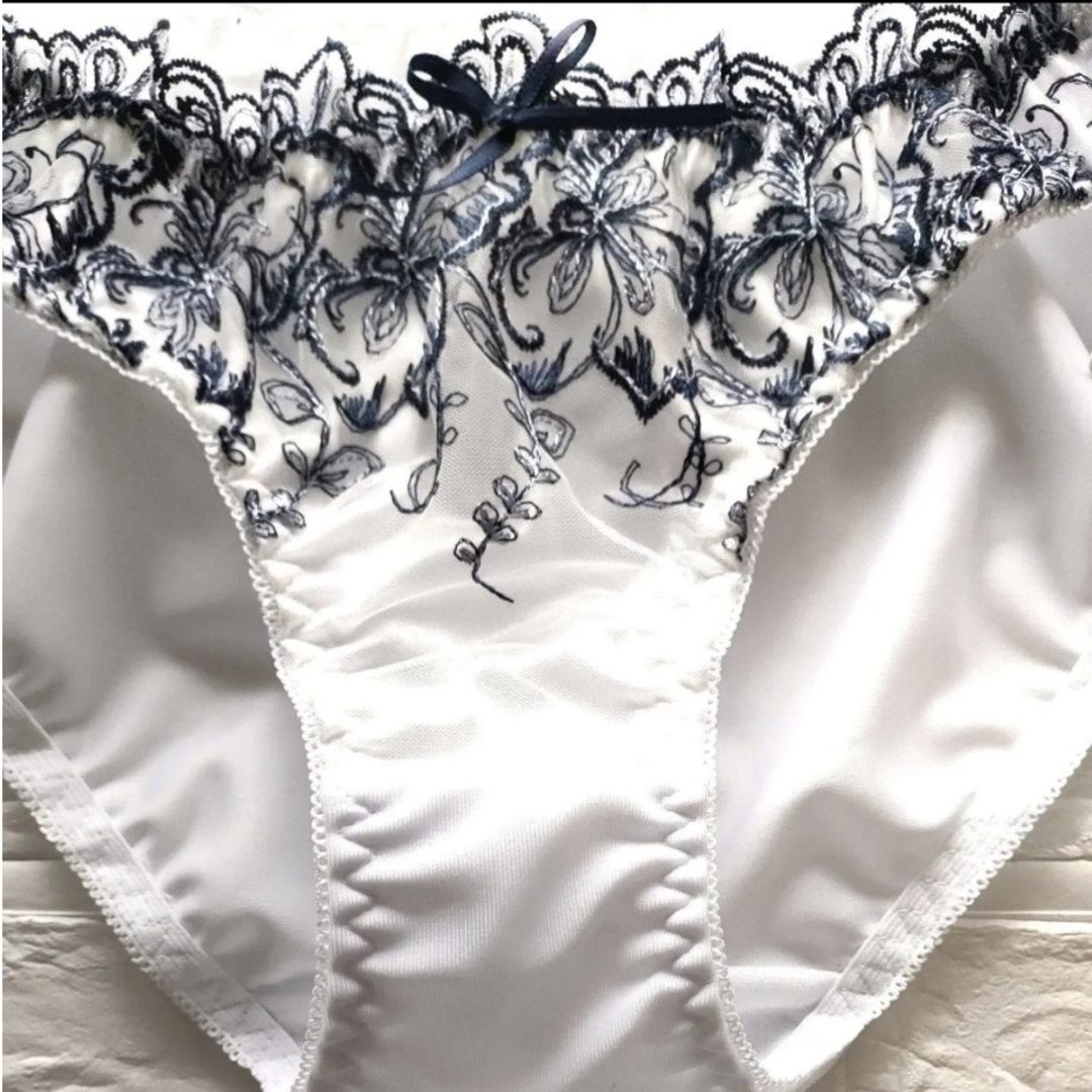 白ショーツ  M   レースショーツ 花柄レース ネイビー レースショーツ 純白 レディースの下着/アンダーウェア(ショーツ)の商品写真