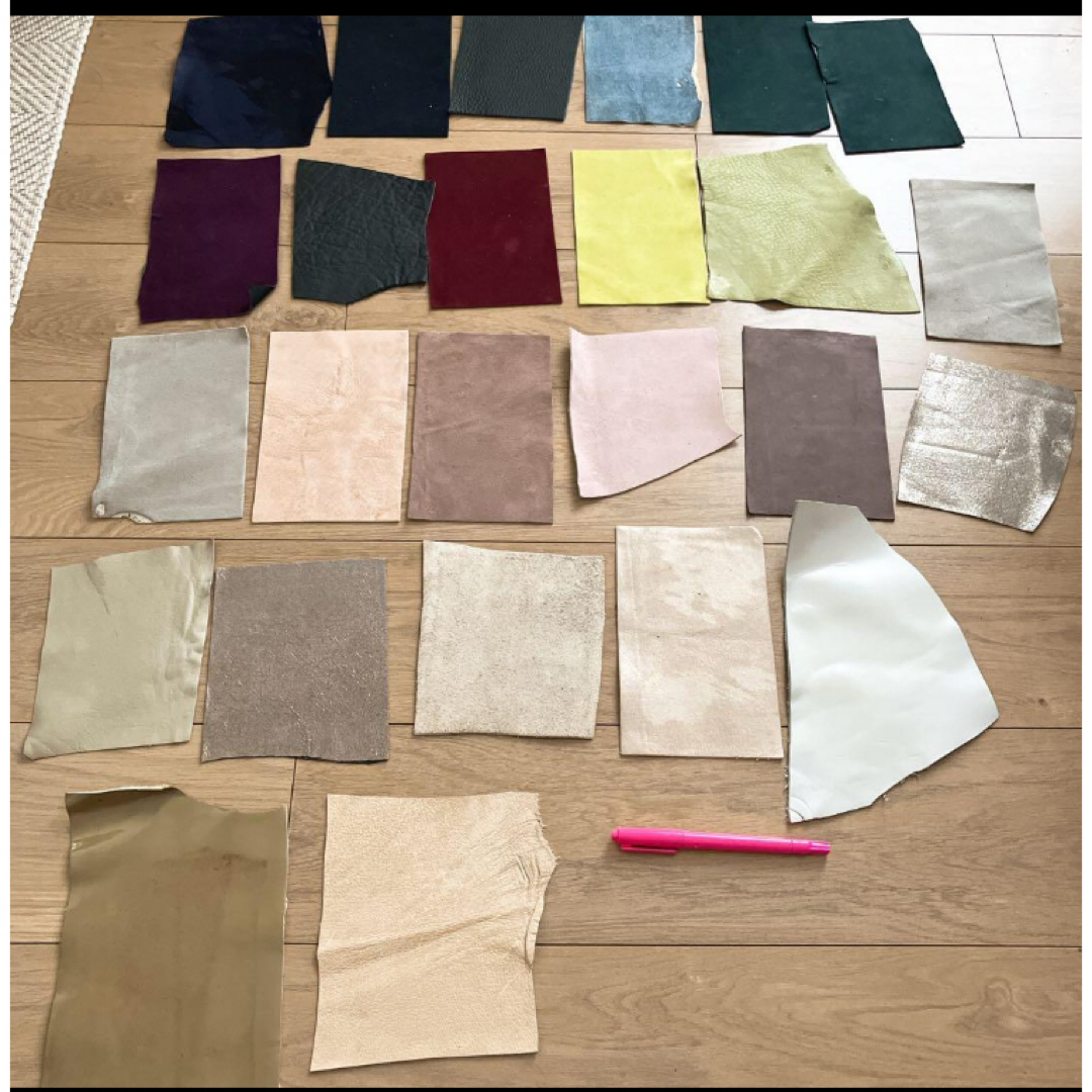 東京 日暮里 浅草橋 レザー 専門店購入 皮 革 70枚 生地 まとめ売り ハンドメイドの素材/材料(生地/糸)の商品写真
