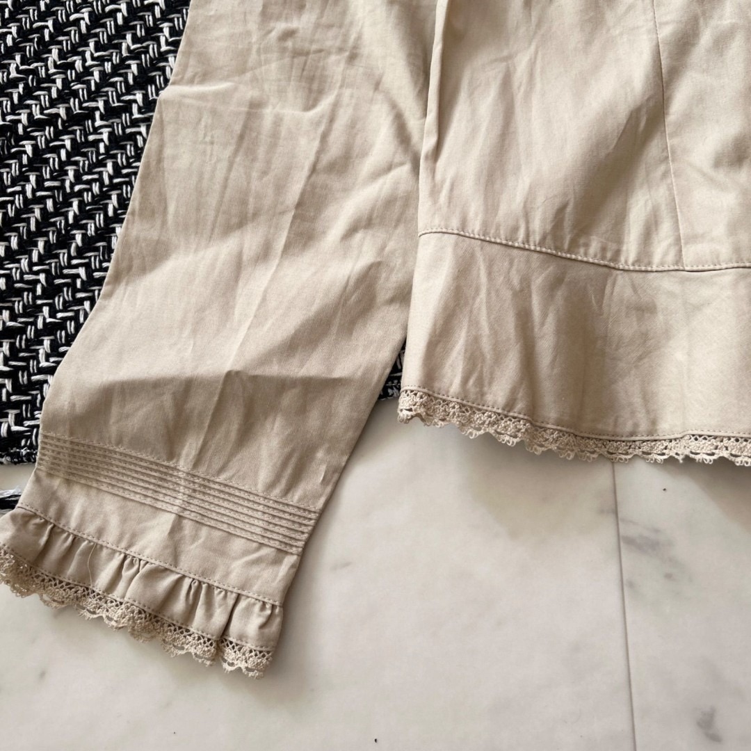 ketty(ケティ)の未使用タグ付き KETTY 綿ローン ブラウス ベージュ Mサイズ タック  レディースのトップス(シャツ/ブラウス(長袖/七分))の商品写真