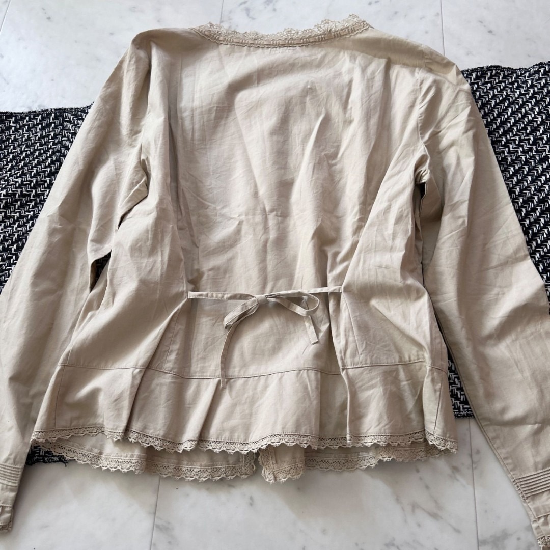 ketty(ケティ)の未使用タグ付き KETTY 綿ローン ブラウス ベージュ Mサイズ タック  レディースのトップス(シャツ/ブラウス(長袖/七分))の商品写真