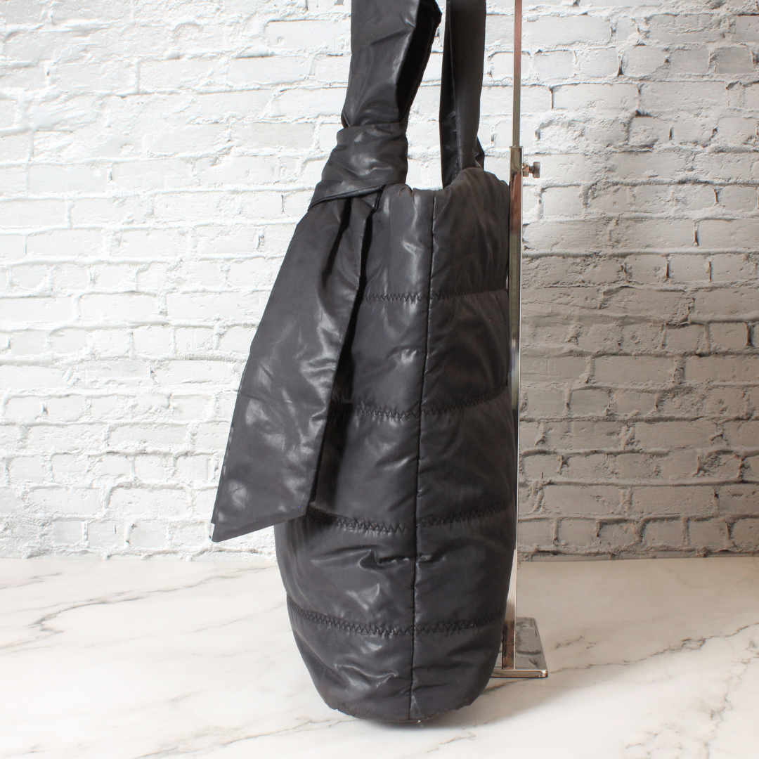 kate spade NEW YORK(ケイトスペードニューヨーク)のケイトスペード トートバッグ 肩掛け リボン ダークグレー ナイロン a4 軽量 レディースのバッグ(トートバッグ)の商品写真