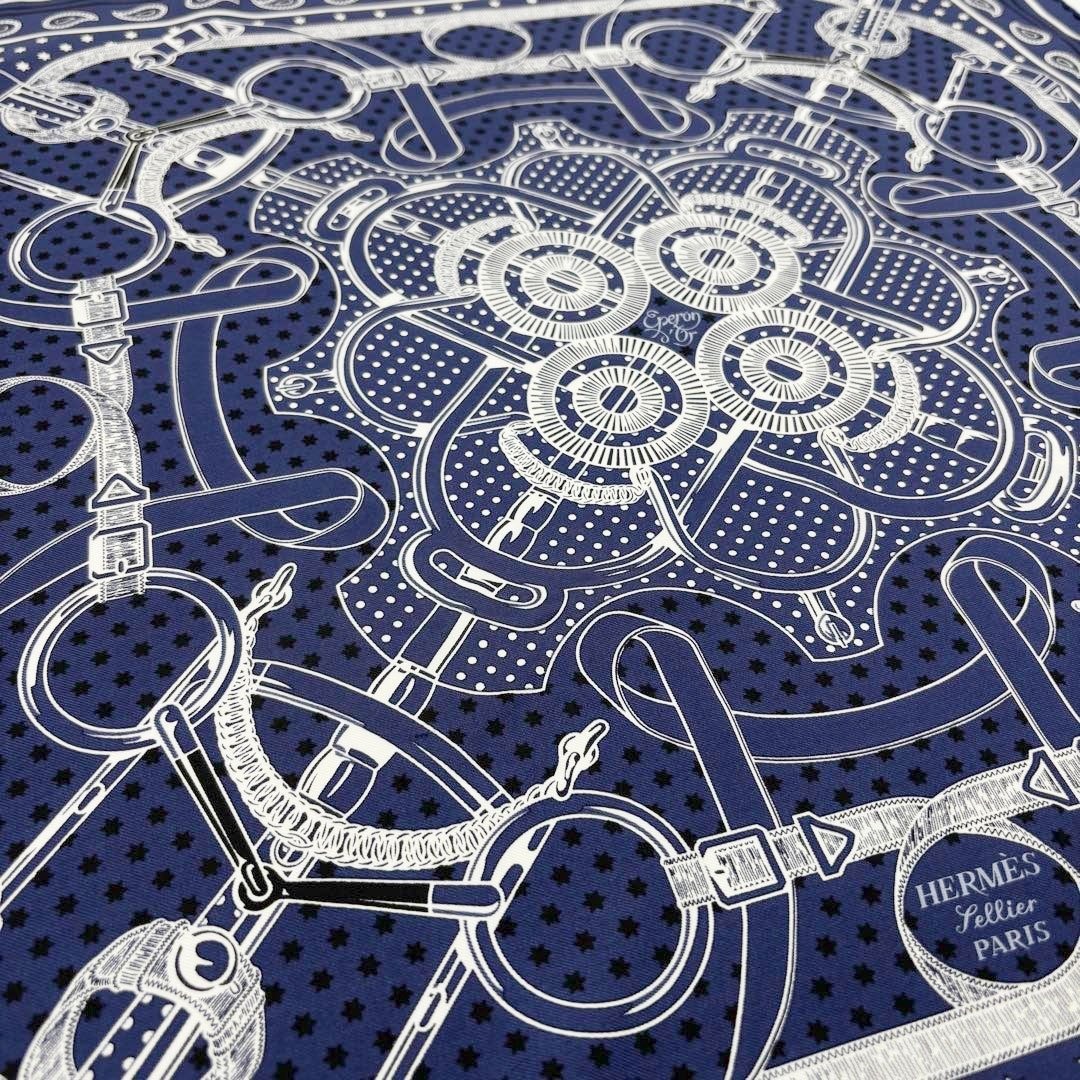 HERMES(エルメス)の【美品】エルメス スカーフ カレ55 エプロンドール マリン/白/黒 Q35 レディースのファッション小物(バンダナ/スカーフ)の商品写真