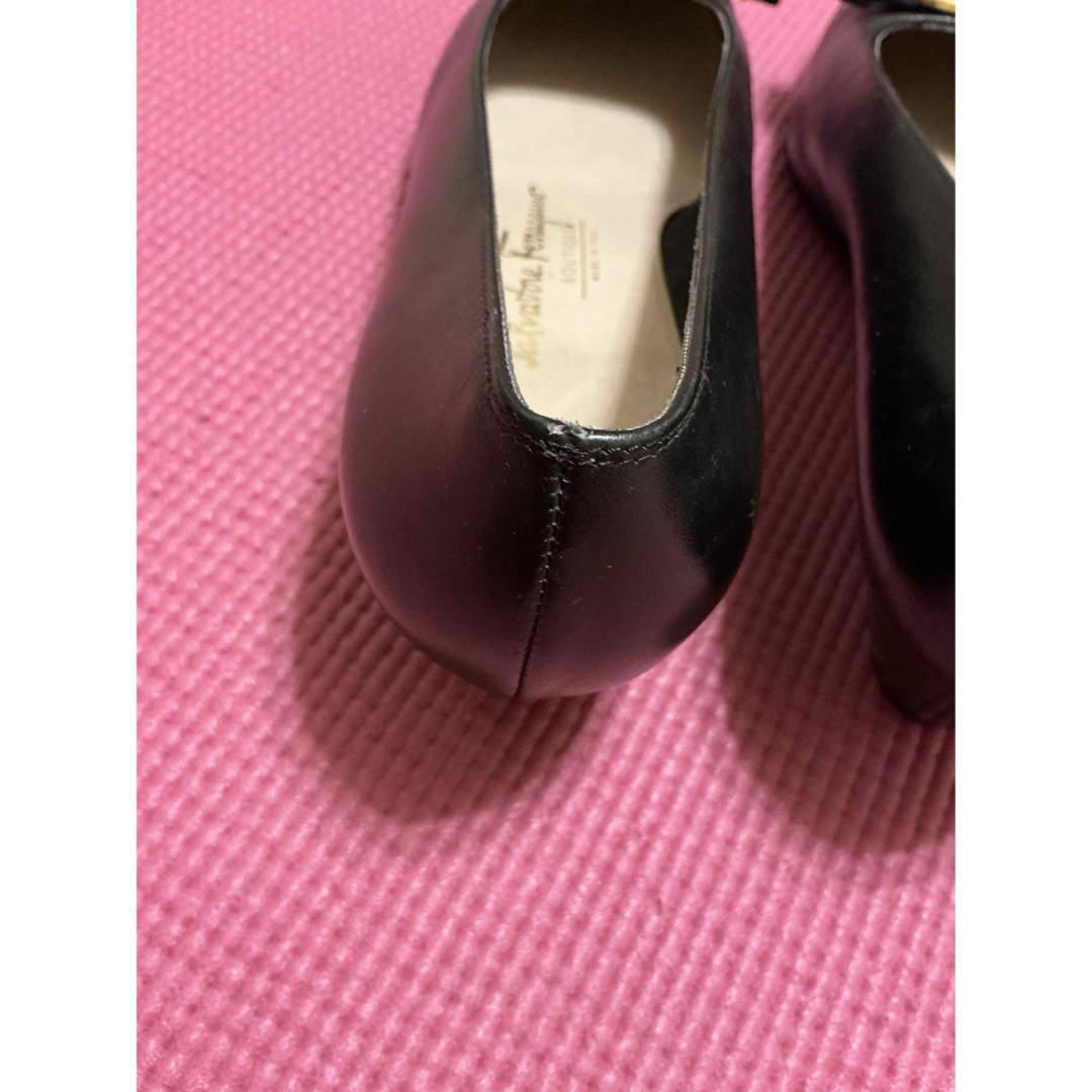 Salvatore Ferragamo(サルヴァトーレフェラガモ)のフェラガモ ヴァラ パンプス 37 2/1 レディースの靴/シューズ(ハイヒール/パンプス)の商品写真