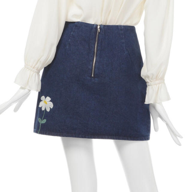 REDYAZEL(レディアゼル)のデニムフラワー刺繍台形スカート レディアゼル 今季 レディースのスカート(ミニスカート)の商品写真