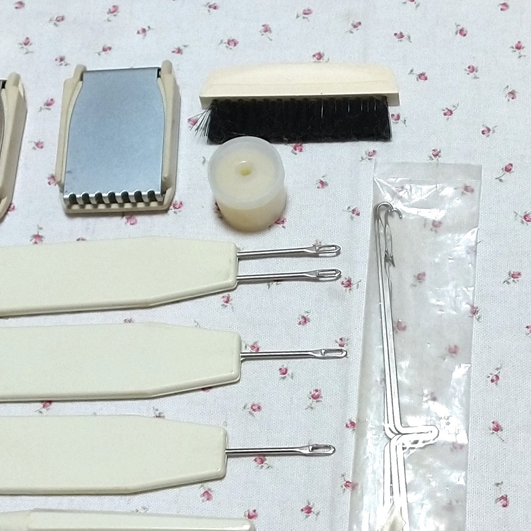 ブラザー編み機部品のセット　カウンター、タッピ、ウツシ、クランプ、重り  ほか ハンドメイドの素材/材料(各種パーツ)の商品写真