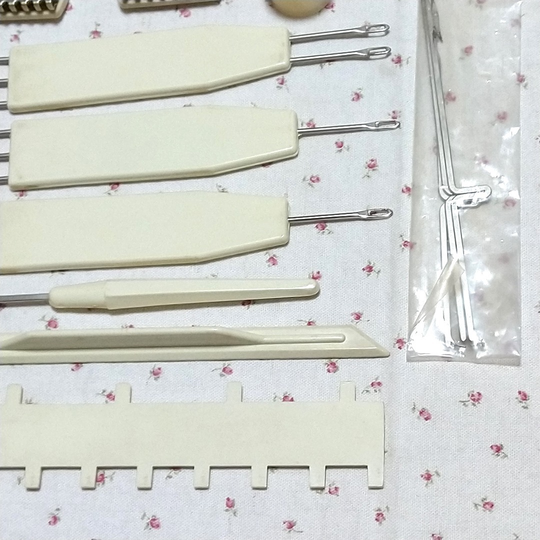 ブラザー編み機部品のセット　カウンター、タッピ、ウツシ、クランプ、重り  ほか ハンドメイドの素材/材料(各種パーツ)の商品写真