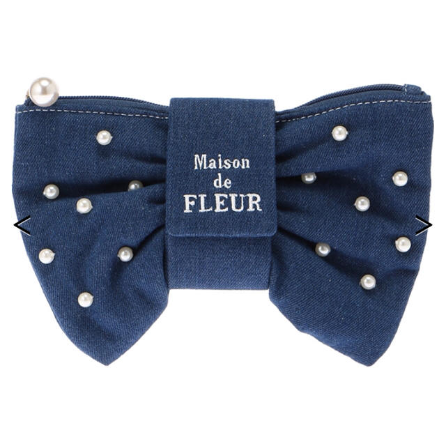Maison de FLEUR(メゾンドフルール)の新品タグ付♡即完売 デニムパールリボンポーチ インディゴ レディースのファッション小物(ポーチ)の商品写真