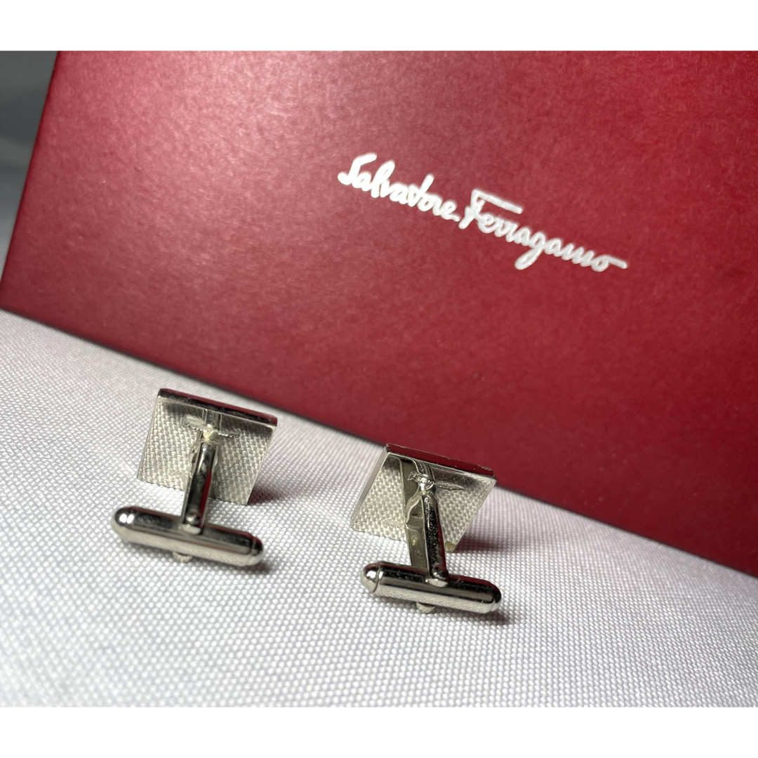 Salvatore Ferragamo(サルヴァトーレフェラガモ)のサルヴァトーレフェラガモ ガンチーニロゴ&ストライプライン カフス シルバー メンズのファッション小物(カフリンクス)の商品写真