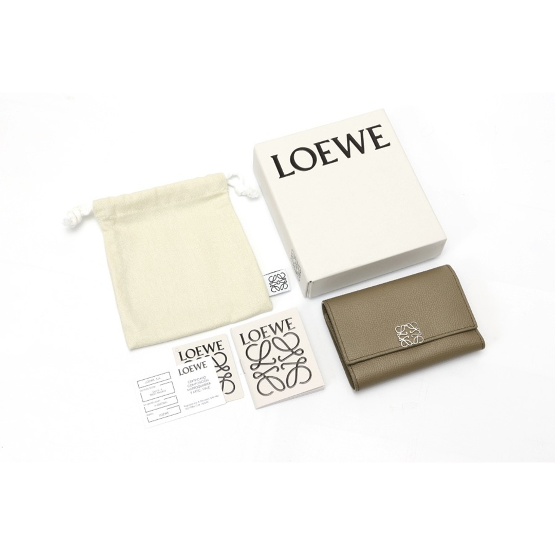 LOEWE(ロエベ)のロエベ / LOEWE アナグラム バーティカル ウォレット スモール / 三つ折り財布 C821S33X01 ペブルグレインカーフ アーティチョーク(カーキ系) 【中古】 商品番号 T-159336 レディースのファッション小物(財布)の商品写真