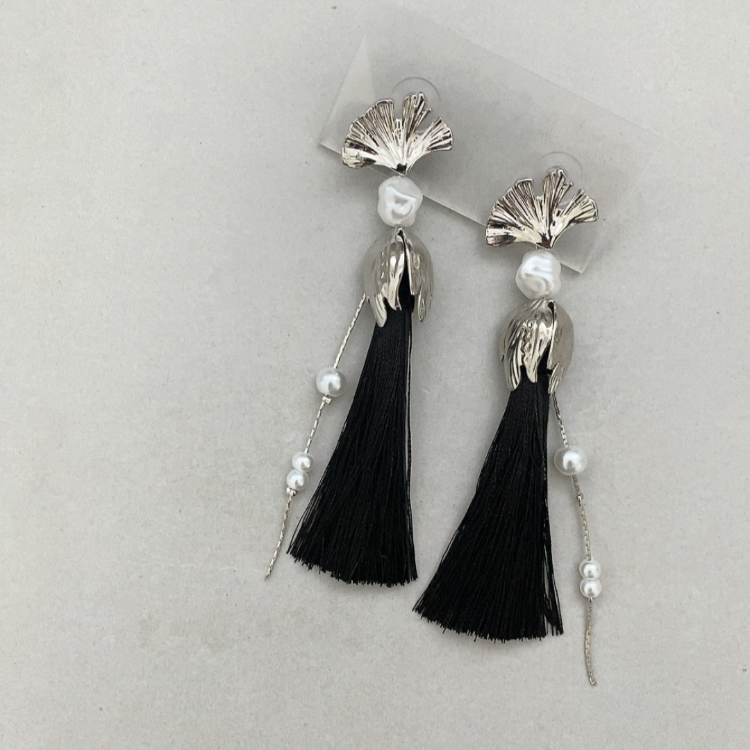 秋婚 イチョウ 銀杏 ブライダル 花嫁 成人式 シルバー 黒タッセル ピアス ハンドメイドのウェディング(その他)の商品写真