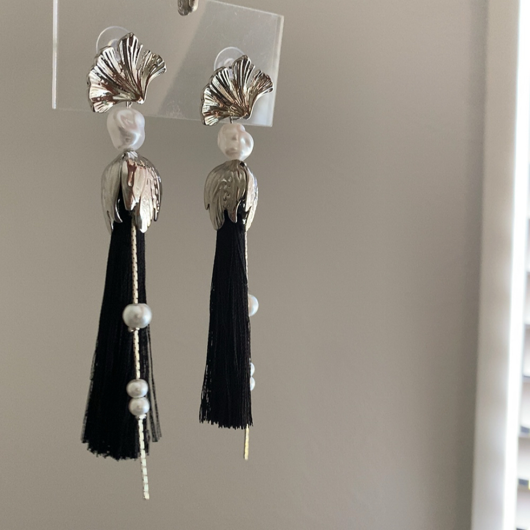 秋婚 イチョウ 銀杏 ブライダル 花嫁 成人式 シルバー 黒タッセル ピアス ハンドメイドのウェディング(その他)の商品写真
