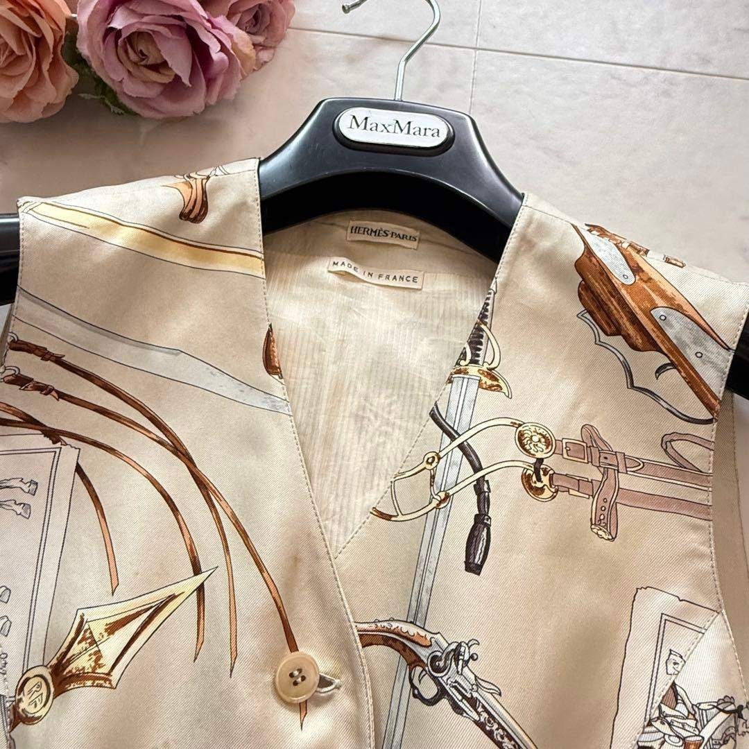 HERMES(エルメス)の希少✨HERMES マルジェラ期 シルク100% ベスト ジレ スカーフ柄 38 レディースのトップス(ベスト/ジレ)の商品写真