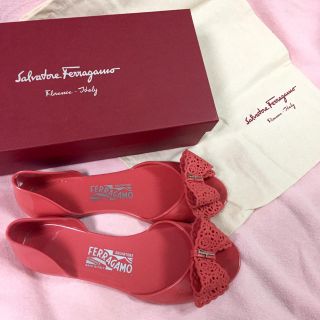 サルヴァトーレフェラガモ(Salvatore Ferragamo)のFerragamo リボン ラバーサンダル  7 ピンク レース シルバーロゴ(サンダル)