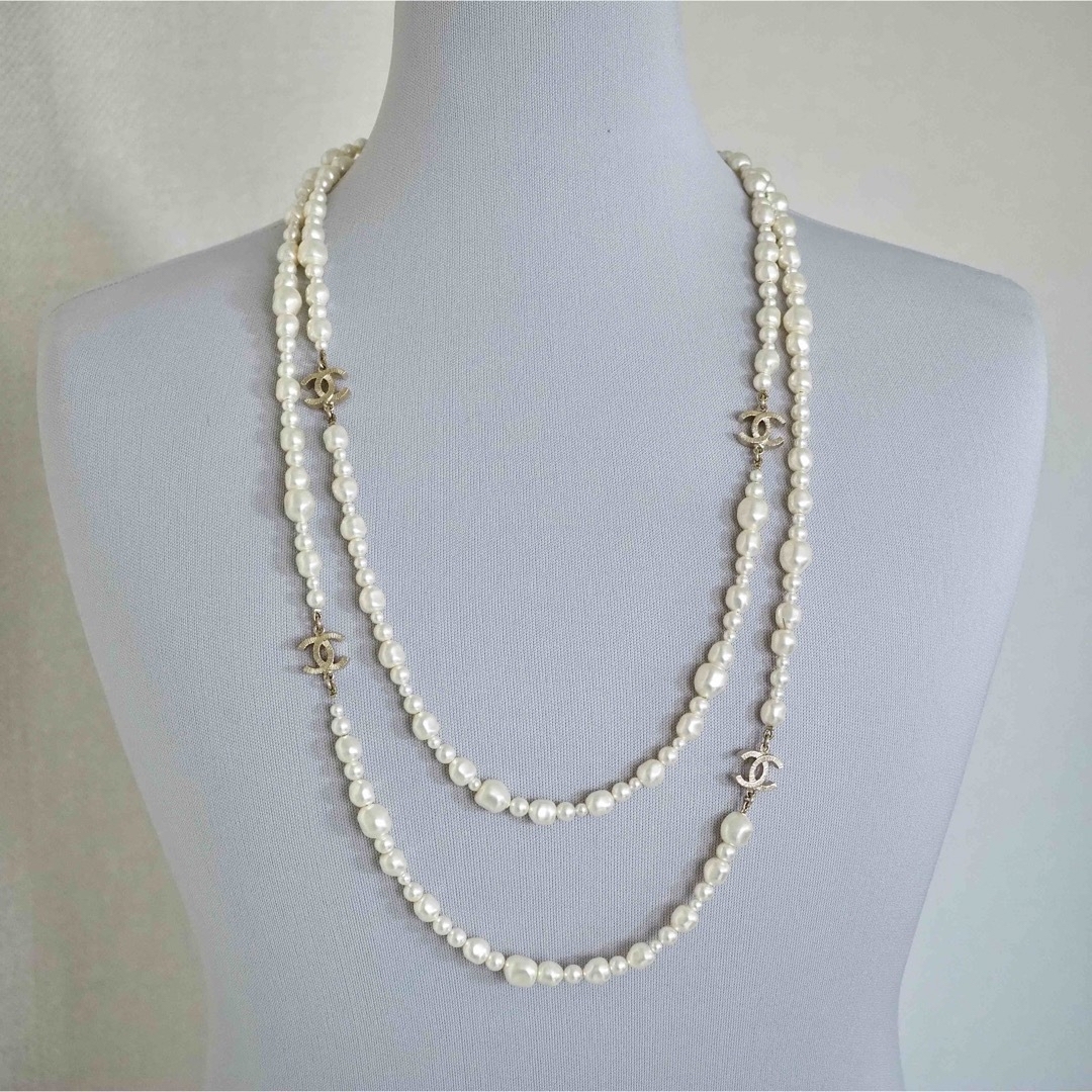 CHANEL(シャネル)の【未使用】希少品 CHANEL シャネル ロングパールネックレス ココマーク レディースのアクセサリー(ネックレス)の商品写真