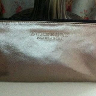 バーバリー(BURBERRY)の●BURBERRY バーバリー 平型 ゴールドポーチ 正規品(ポーチ)