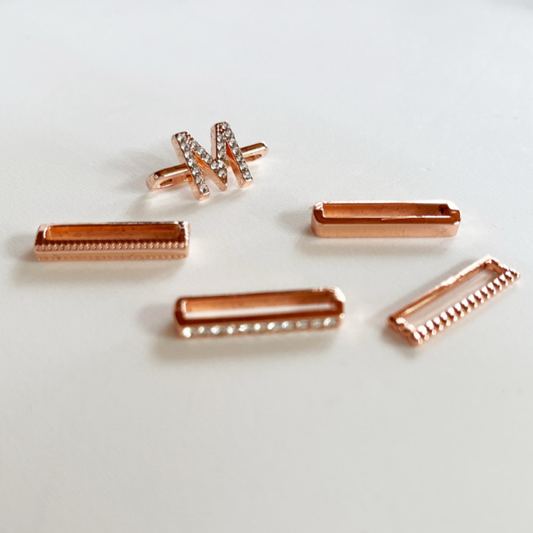 Apple Watch バンド チャーム イニシャル アルファベット T スマホ/家電/カメラのスマホアクセサリー(その他)の商品写真