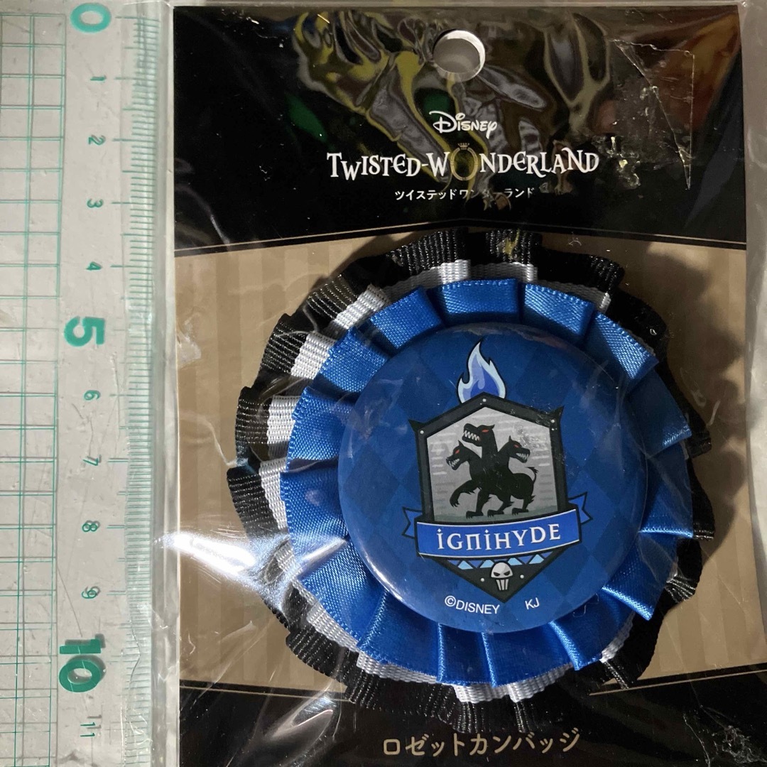 Disney(ディズニー)の新品未開封 ツイステ イグニハイド ロゼットカンバッジ ディズニー公式 青 エンタメ/ホビーのアニメグッズ(バッジ/ピンバッジ)の商品写真