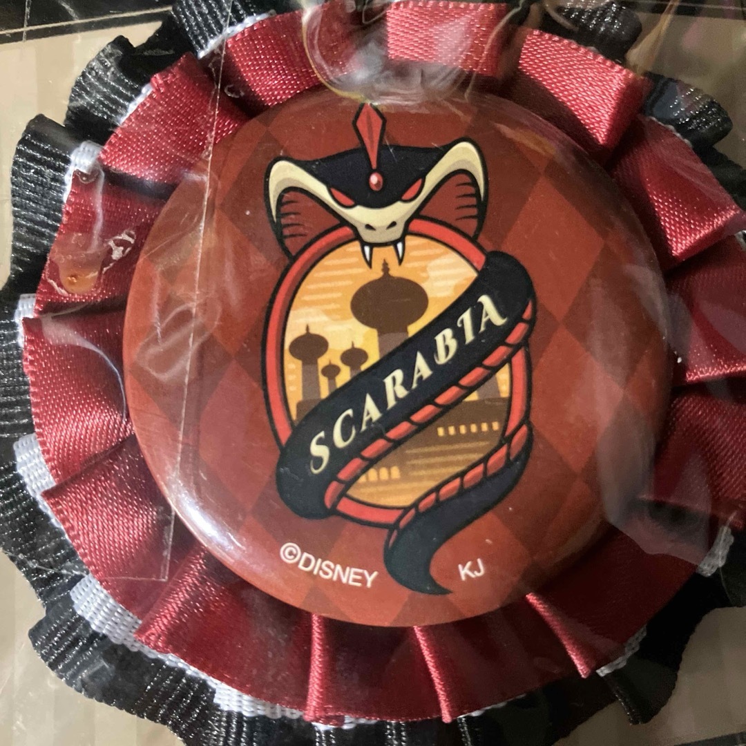Disney(ディズニー)の新品未開封 ツイステ公式 スカラビア ロゼットカンバッジ ブローチ 蛇 赤色 エンタメ/ホビーのアニメグッズ(バッジ/ピンバッジ)の商品写真