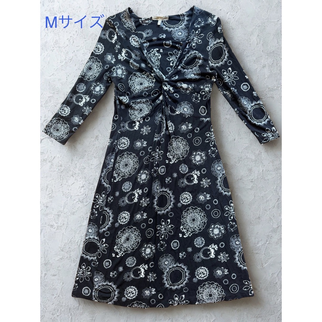 LAURA ASHLEY(ローラアシュレイ)のローラアシュレイ Vネック黒ワンピース カシュクール 総柄 ストレッチ素材 レディースのワンピース(ロングワンピース/マキシワンピース)の商品写真