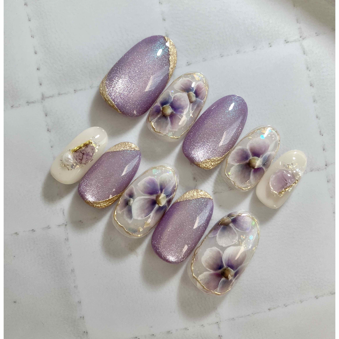 パープル フラワー マグネットネイル/ミディアムオーバル コスメ/美容のネイル(つけ爪/ネイルチップ)の商品写真