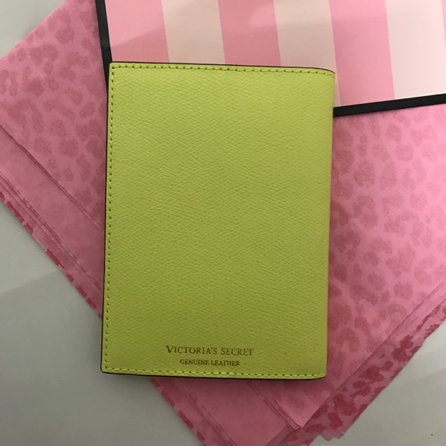 Victoria's Secret(ヴィクトリアズシークレット)のVictoria's secret パスポートケース イエロー 袋付 インテリア/住まい/日用品の日用品/生活雑貨/旅行(旅行用品)の商品写真