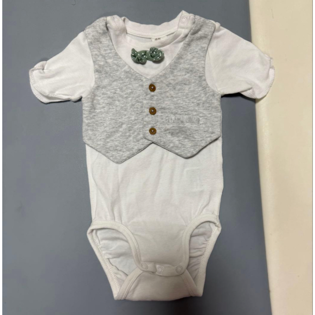 H&M(エイチアンドエム)の【H&M エイチアンドエム】美品 タキシード風ロンパース ベビー 74cm キッズ/ベビー/マタニティのベビー服(~85cm)(ロンパース)の商品写真