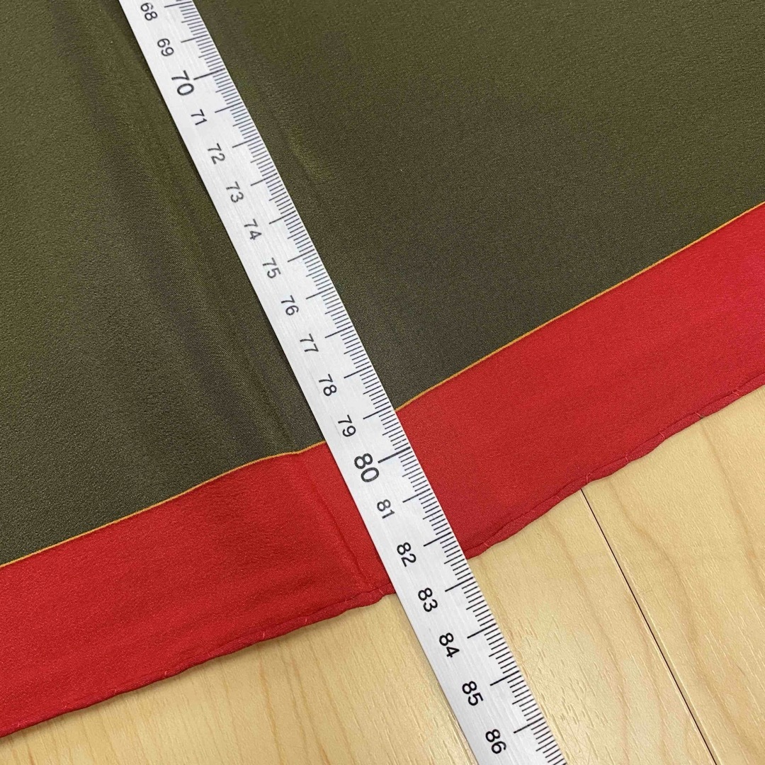 Cartier(カルティエ)のマスト カルティエ スカーフ リング ヒョウ  カーキ ふちレッド no.42 レディースのファッション小物(バンダナ/スカーフ)の商品写真