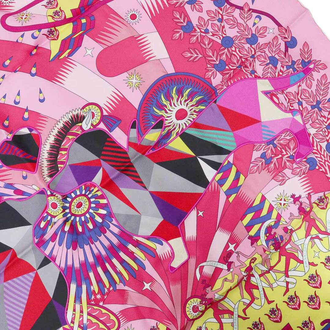 HERMES(エルメス)のエルメス カレ 90 LA SOURCE DE PEGASE ペガサスの源泉 ピエールマリー ダックスフンド 犬 馬 パッチワーク 刺繍 限定品 スカーフ シルク100% ローズ ジョーヌヴィフ ブルーロワイヤル ピンク 箱付 HERMES(新品・未使用品) レディースのファッション小物(バンダナ/スカーフ)の商品写真