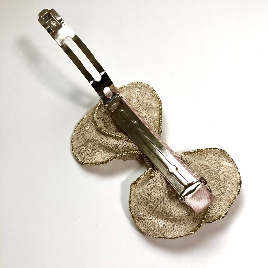 リボンバレッタ新品 ベージュ レディースのヘアアクセサリー(バレッタ/ヘアクリップ)の商品写真