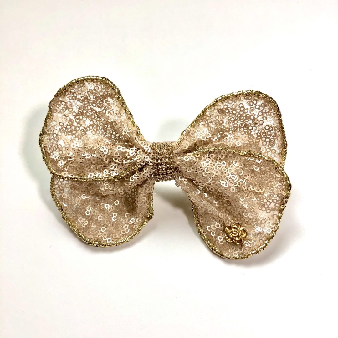 リボンバレッタ新品 ベージュ レディースのヘアアクセサリー(バレッタ/ヘアクリップ)の商品写真