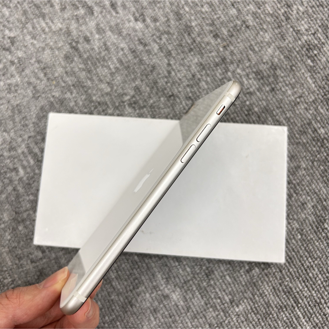 Apple(アップル)のiPhone SE3 256GB スターライトSIMフリー スマホ/家電/カメラのスマートフォン/携帯電話(スマートフォン本体)の商品写真