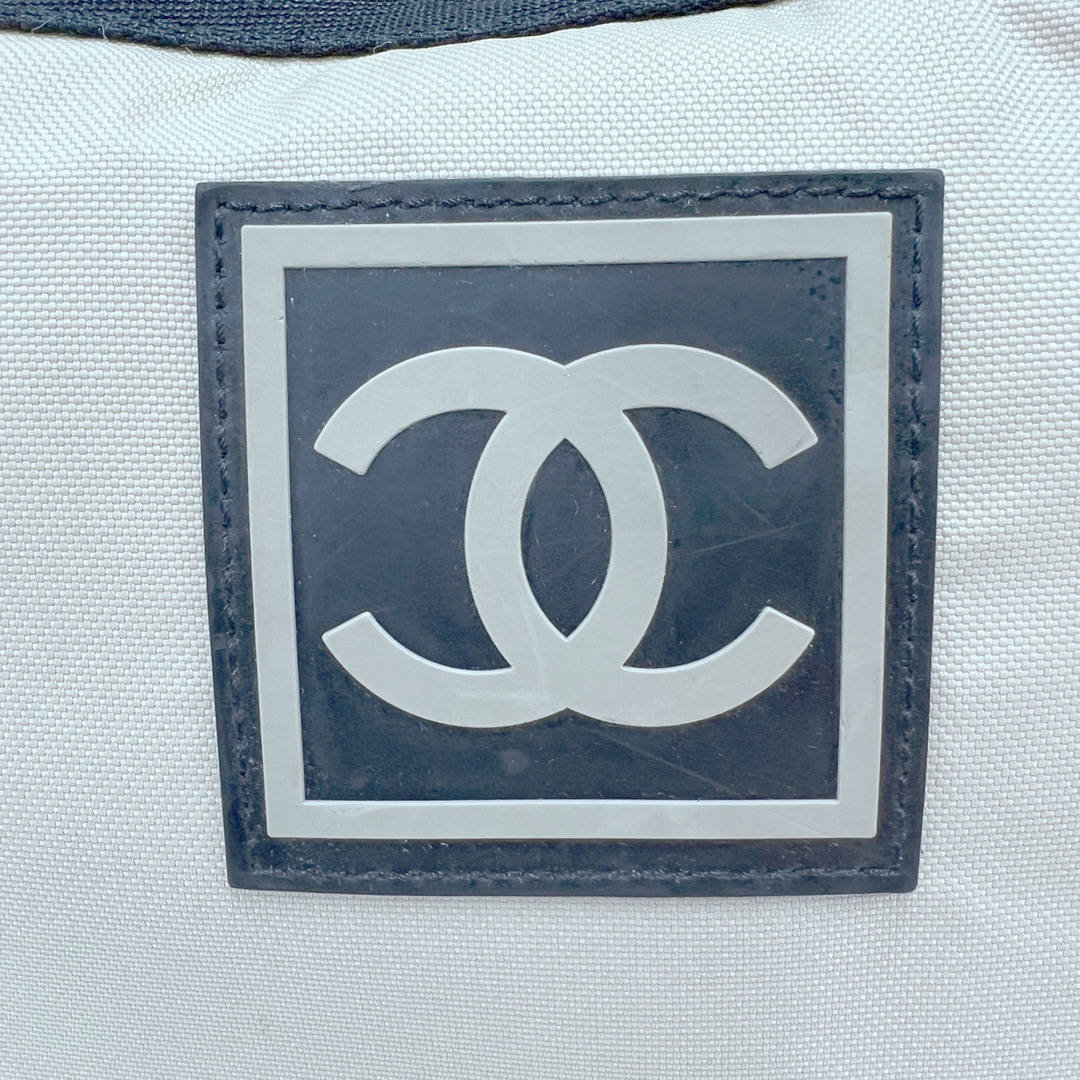 CHANEL(シャネル)の【希少】CHANEL シャネル スポーツライン ココマーク ロゴ ビッグ ボディバッグ 7番台シリアル ナイロン 化学繊維 ベージュ ブラック ウエストバッグ ショルダーバッグ クロスボディ Bランク 中古 鑑定済 シャネルバッグ レディースのバッグ(ボディバッグ/ウエストポーチ)の商品写真
