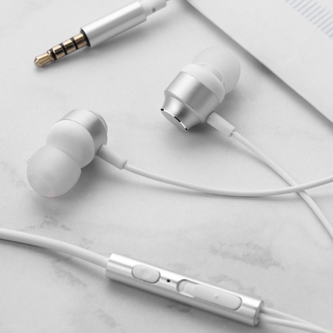 イヤホン シルバー 3.5㎜ カナル型 有線 高音質 マイク付き ゲーミング スマホ/家電/カメラのオーディオ機器(ヘッドフォン/イヤフォン)の商品写真