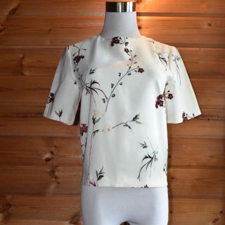 ザラ(ZARA)のZARA WOMEN 花柄カットソー(カットソー(半袖/袖なし))