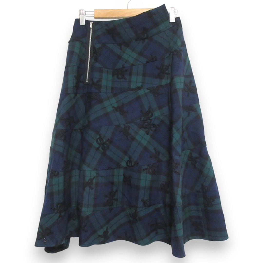 tricot COMME des GARCONS(トリココムデギャルソン)の美品 tricot COMME des GARCONS トリココムデギャルソン AD2017 リボン刺繍 チェックスカート M ブラックウォッチ  レディース 古着 中古 USED レディースのスカート(ロングスカート)の商品写真