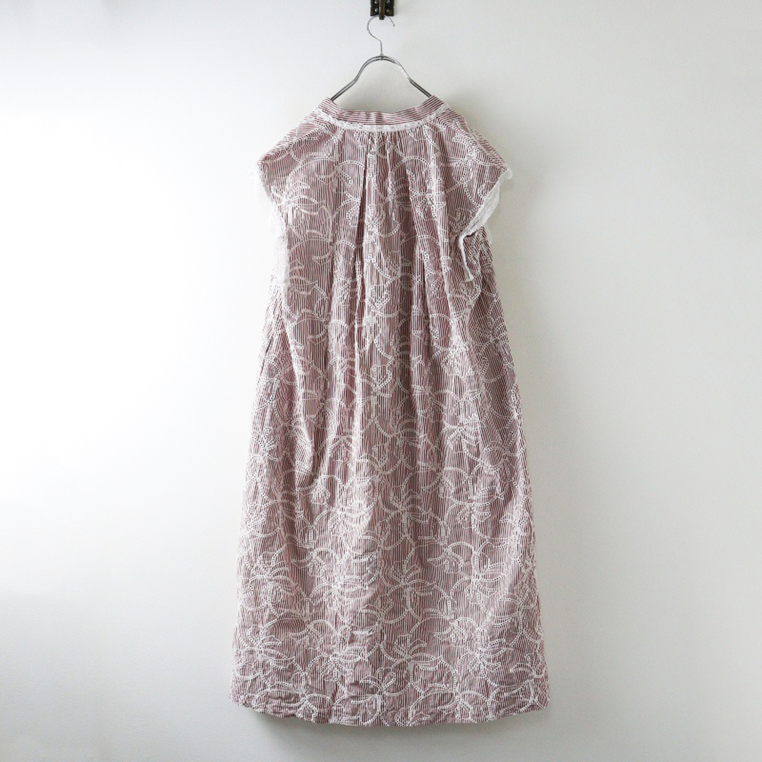 INGEBORG(インゲボルグ)の定価7万 2024SS インゲボルグ INGEBORG ストライプアイレットリボン刺繍ワンピース\レッド ドレス タック スキッパー【2400014644609】 レディースのワンピース(その他)の商品写真