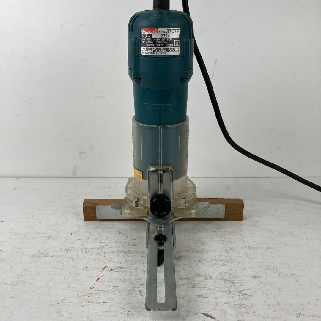 Makita(マキタ)のЗЗMAKITA マキタ 100v トリマ ガイド付 ※ベース割れ有 3707F ブルー インテリア/住まい/日用品のインテリア/住まい/日用品 その他(その他)の商品写真