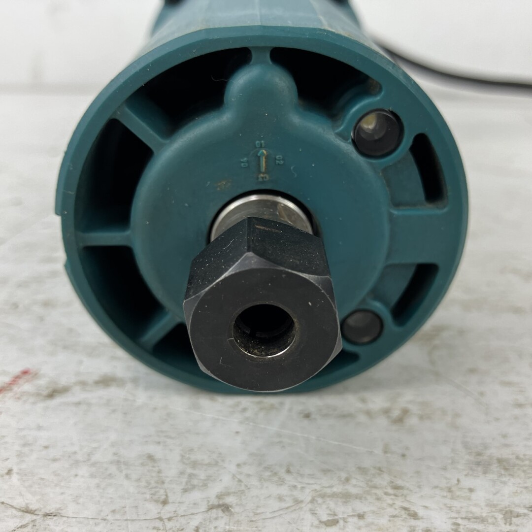 Makita(マキタ)のЗЗMAKITA マキタ 100v トリマ ガイド付 ※ベース割れ有 3707F ブルー インテリア/住まい/日用品のインテリア/住まい/日用品 その他(その他)の商品写真